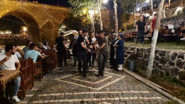Tarihi köprüde fotoğraf çekerken Dicle Nehri’ne düştü