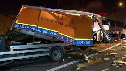 EYÜPSULTAN'DA TIBBİ ATIK KAMYONETİ YOLCU OTOBÜSÜNE ÇARPTI 4 YARALI