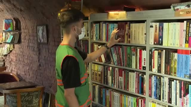 En Ankara, Turquía, trabajadores de la limpieza crean una biblioteca local en una antigua fábrica de ladrillos gracias a los libros que recogen de la basura