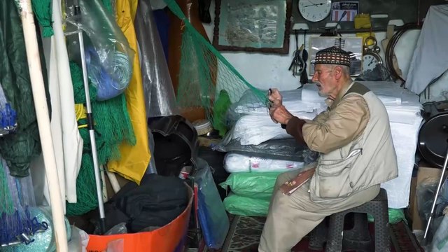 عراقي يحيك شباك الصيد بطريقة تقليدية منذ عقود طويلة