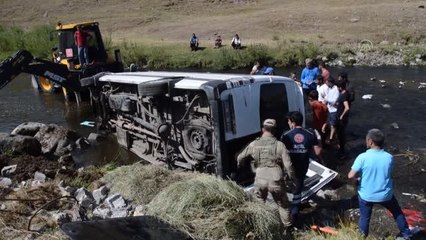 Ağrı'da düğüne gidenleri taşıyan minibüs dere yatağına devrildi: 13 yaralı