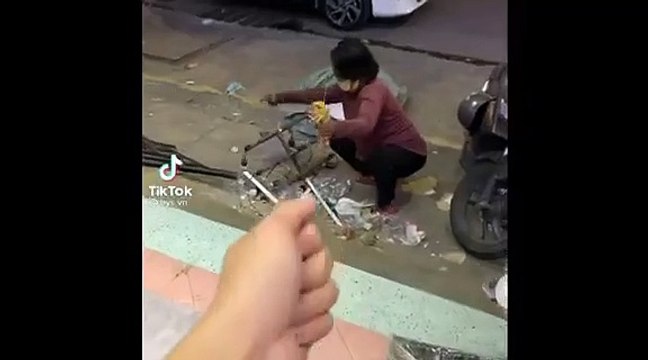 Clip: Anh chàng tặng cô đồng nát 50 nghìn đồng chỉ nhờ một cú chạm tay