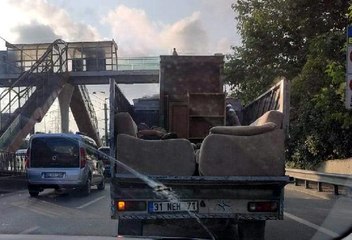 SULTANGAZİ'DE KAMYONET KASASINDA KEYİFLİ ANCAK TEHLİKELİ YOLCULUK