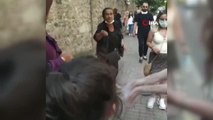 Beşiktaş'ta yolda yürüyen başörtülü kadınlara hakaret