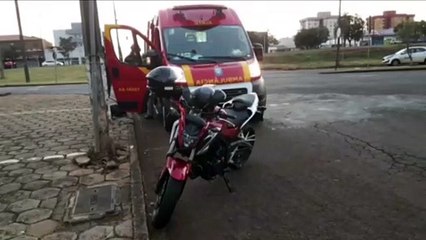 Colisão entre carro e moto é registrada na Rua Antonina
