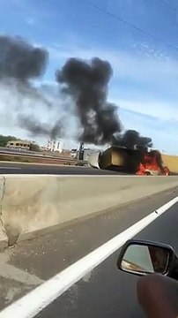 Accident sur l'autoroute à péage : Un camion se renverse et prend feu