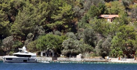 ŞAHAN GÖKBAKAR'IN VİLLASININ OLDUĞU KOYDAKİ İSKELE İÇİN BELEDİYEYE 'KALDIRILSIN' YAZISI