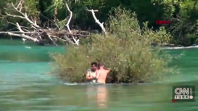 Irmakta su seviyesi aniden yükselince adacıkta mahsur kaldılar