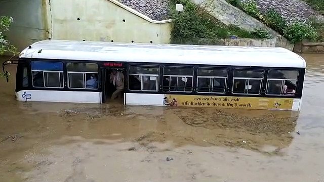 तेज बरसात के बाद अंडरपास में फंसी यात्रियों से भरी दो बस