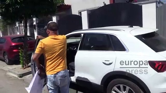 Kiko Rivera, relajado tras sus vacaciones, se mantiene al margen de las intenciones de la quiosquera