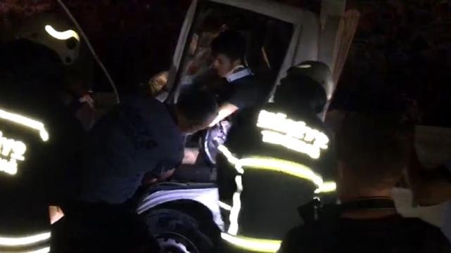 Son dakika: Kazaya karışan sürücü sıkıştığı yerden güçlükle kurtarıldı