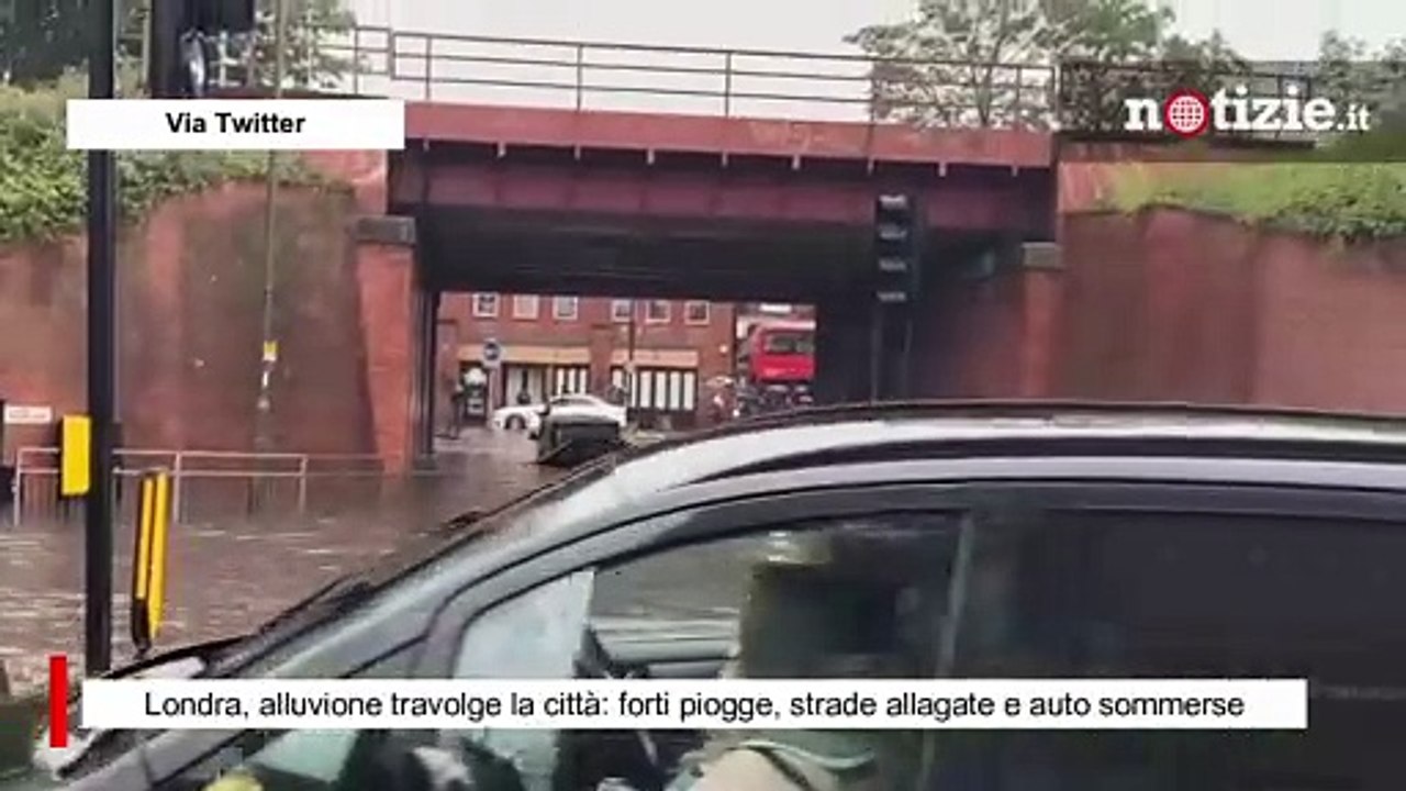 Londra, alluvione travolge la città: forti piogge, strade allagate e auto sommerse