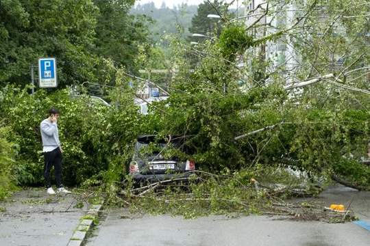 Zürih'i şiddetli yağış vurdu: cadde ve sokaklar göle döndü, ulaşım durdu