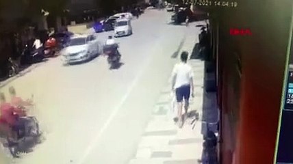 Motosikletin başka bir motosiklete çarptığı kaza kamerada