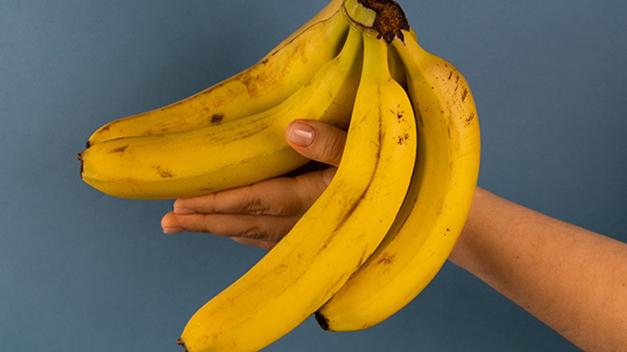 केले के साथ गलती से भी ना खाएं ये 2 चीजें | NEVER Eat these 2 Things with Banana| Boldsky