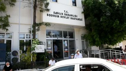 Kovid-19'u yenen 60 yaşındaki hasta alkışlarla taburcu edildi