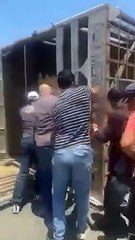 النيران تحاصر عدد كبير من الأغنام داخل شاحنة تدهورت على طريق الزرقاء