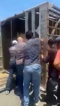 النيران تحاصر عدد كبير من الأغنام داخل شاحنة تدهورت على طريق الزرقاء