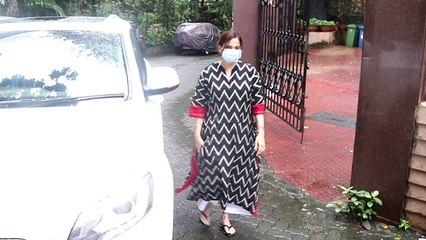 Ananya Pandey की दादी की Prayer Meet पर पहुंची Salman की बहन Alvira | FilmiBeat