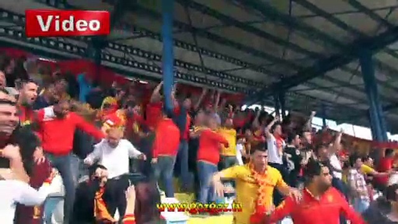 Gole sevinirken tribünden düşen taraftarların yardımına futbolcular koştu
