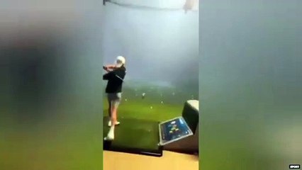 Momento en que una pelota de golf es reventada por un rayo en el aire