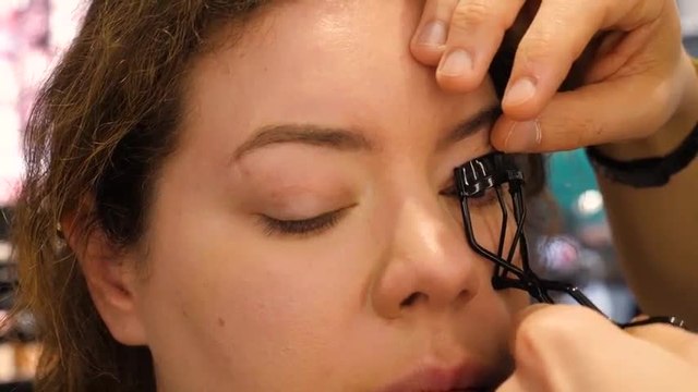 Comment utiliser un recourbe cils