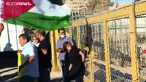 إسرائيل ترفض السماح لنائبة فلسطينة سابقة معتقلة بحضور جنازة ابنتها... والأم تودعها بأكليل من الأزهار