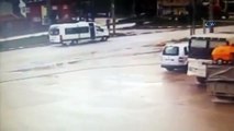 Minibüsten inen kadını metrelerce havaya fırlattı