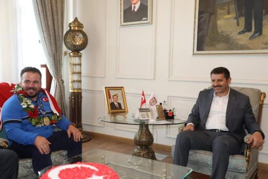 Dünya şampiyonu işitme engelli güreşçi Dursun Güzel, Sivas Valisi Salih Ayhan'ı ziyaret etti