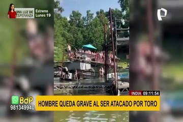 El preciso instante en que estructura flotante casi se hunde con varias personas encima