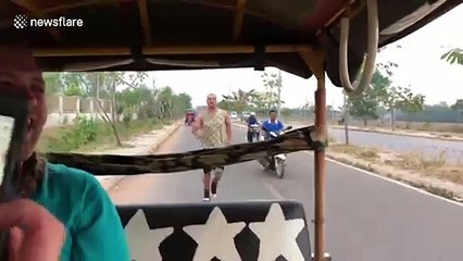 Un touriste tombe d'un tuk-tuk en marche... douloureux