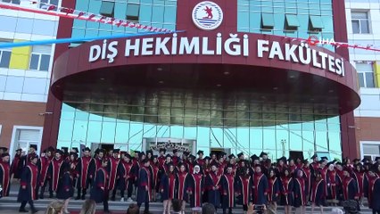 Çiçeği burnunda diş hekimleri mezuniyet belgelerini babalarının elinden aldı
