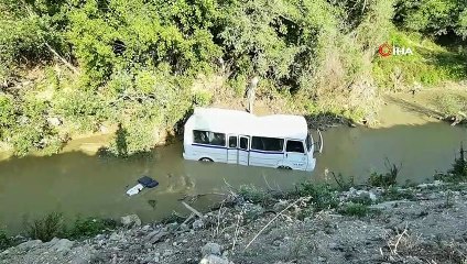 Virajda kontrolden çıkan servis midibüsü dereye uçtu