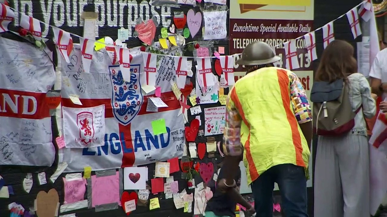 People flock to Rashford mural with messages of...