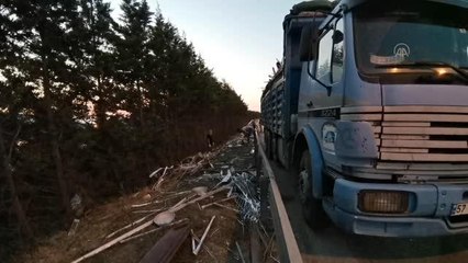 Son dakika gündem: Çatalca'da bariyerlere çarparak alev alan kamyondaki yangın söndürüldü