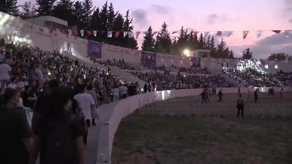 Sağlık çalışanlarına vefa konserinde, İlkay Akkaya sahne aldı