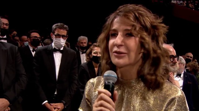 Grande émotion de Valérie Lemercier à la fin de la projection d'Aline - Cannes 2021