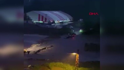 GİRESUN'DA DERE TAŞTI, YOLDA KALAN ARAÇLAR KURTARILDI