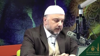 Kadın ile erkek neden aynı safta namaz kılamaz?