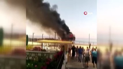 Balıkesir'de tur teknesi alev aldı