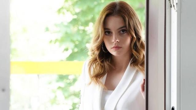 Oyuncu Melis Sezen, eteğiyle göğüslerini kapatarak poz verdi