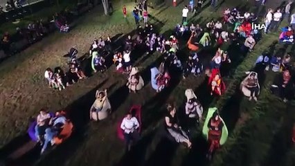 Açık havada sinema keyfi: Vatandaşlar, 15 Temmuz konulu filme yoğun ilgi gösterdi