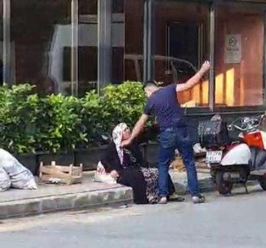 Sancaktepe'de silahlı saldırganın sokak ortasında annesini darp ettiği anlar kamerada