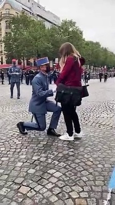 14 juillet - Regardez ce moment pas vu à la télé, d'un militaire qui se met à genoux sur les Champs-Elysées pour une demande en mariage juste avant le défilé