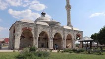 Tarihi Muradiye Cami avlusunda semazenler 