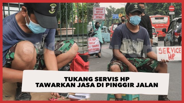 Viral Potret Tukang Servis HP Tawarkan Jasa di Pinggir Jalan Dampak PPKM Darurat