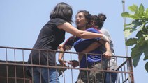 Yer Adana! Uyuşturucu bağımlısı genç kız engelli kardeşine, anne ise muhabirlere saldırdı
