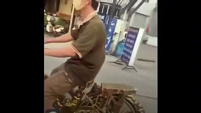 Clip: Căn biệt thự hoành tráng được cho là của người đàn ông đi xe đạp dát vàng