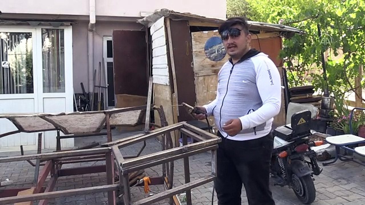 Artık malzemelerle yaptığı rüzgar türbiniyle elektrik üretti