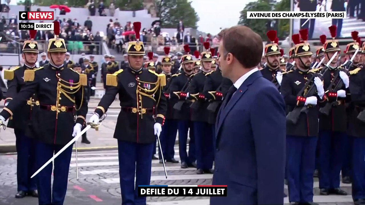 14 juillet 2021 : Regardez l'arrivée du Président Macron à la tribune et le début du défilé sur les Champs Elysées